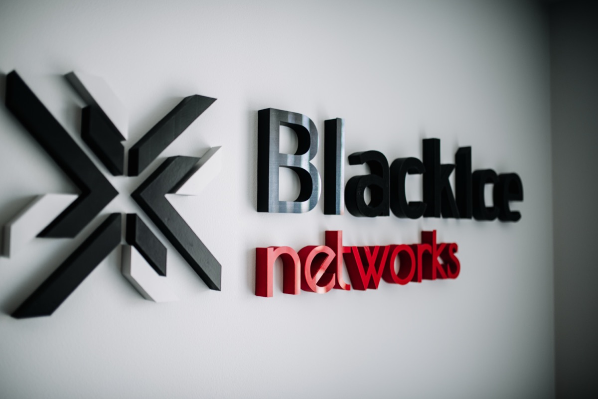 Biuro BlackIce Networks Logo BlackIce Networks na ścianie biura w Krakowie