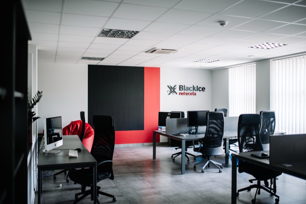 Stanowiska komputerowe w biurze BlackIce Networks w Krakowie