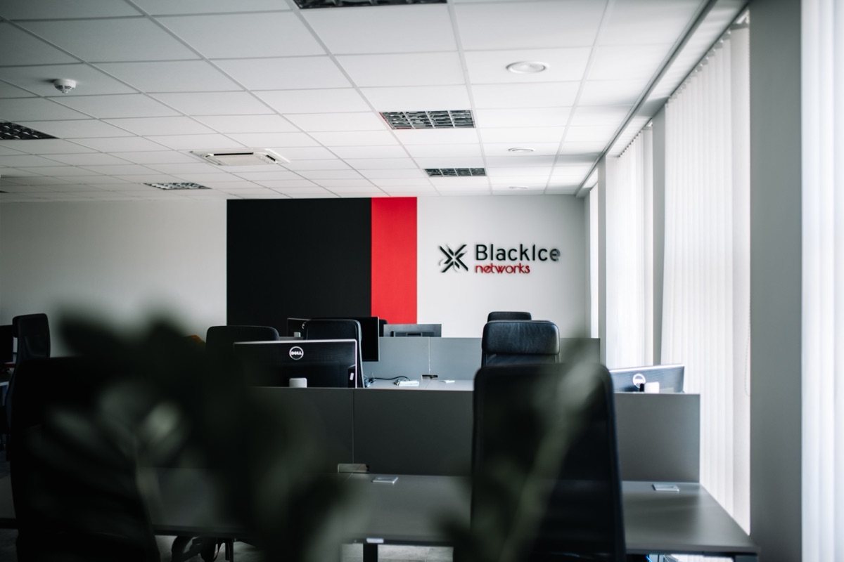 biuro-monitoring Stanowiska pracy z monitorami w biurze BlackIce Networks