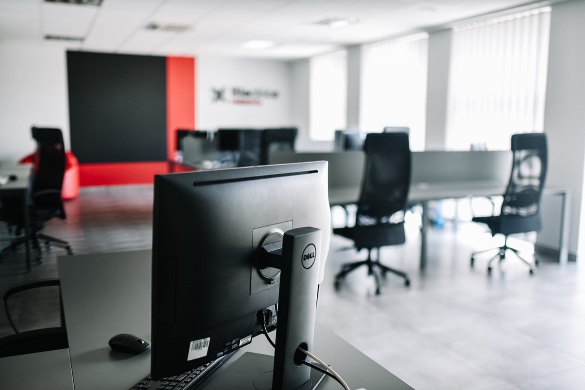 Praca w biurze BlackIce Networks Stanowisko pracy z monitorem w biurze BlackIce Networks