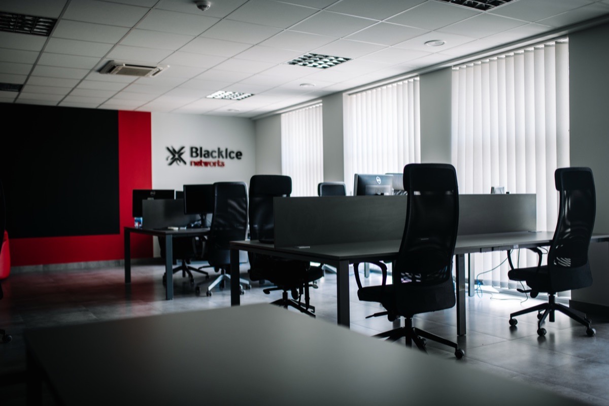 Biuro BlackIce Networks — przestrzeń pracy Biuro BlackIce Networks w Krakowie ze stanowiskami pracy i logo firmy na ścianie